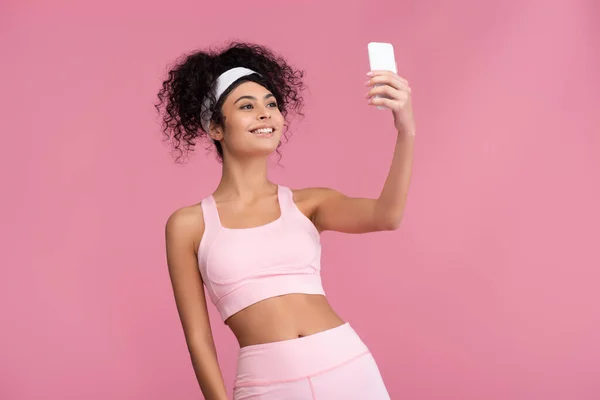 Glückliche Junge Sportlerin Macht Selfie Auf Smartphone Isoliert Auf Rosa — Stockfoto