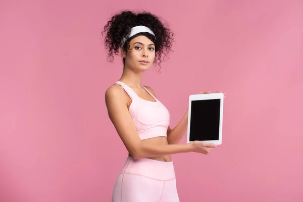 Jovem Desportista Segurando Tablet Digital Com Tela Branco Isolado Rosa — Fotografia de Stock