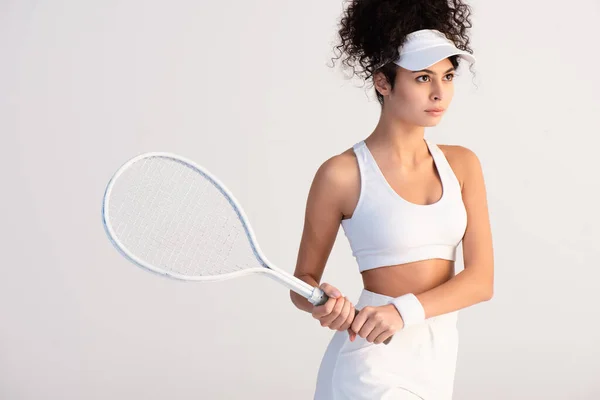 白で隔絶されたテニスラケットを持つスポーツウェアとキャップの若い選手 — ストック写真