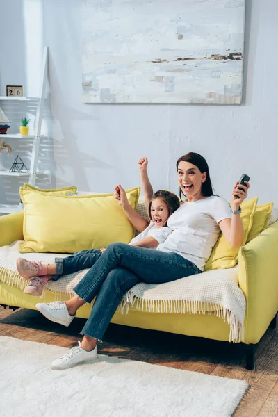 Lunghezza Completa Madre Eccitata Con Telecomando Figlia Che Distoglie Sguardo — Foto Stock