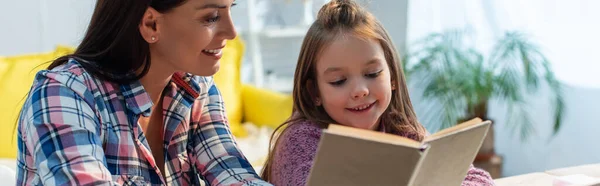 Positif Ibu Dan Anak Membaca Buku Rumah Pada Latar Belakang — Stok Foto