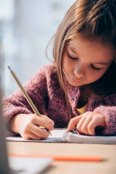 Menina Com Lápis Escrevendo Caderno Mesa Primeiro Plano Borrado — Fotografia de Stock