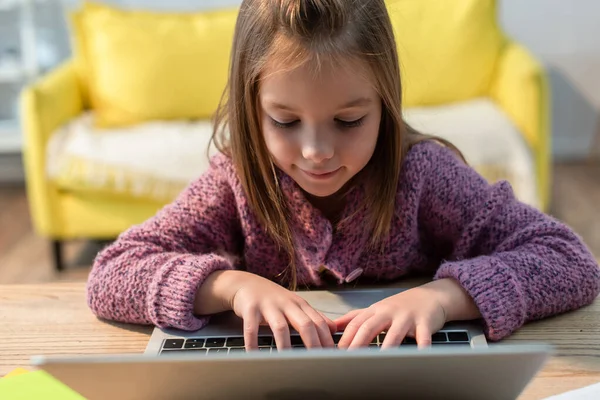 Sorrindo Menina Digitando Laptop Mesa Primeiro Plano Desfocado — Fotografia de Stock