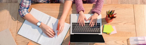 Pandangan Terpotong Dari Ketik Putri Pada Laptop Dekat Ibu Meja — Stok Foto