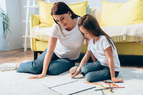 Mother Sitting Daughter Drawing Copy Book Floor Blurred Background — Stock Photo, Image