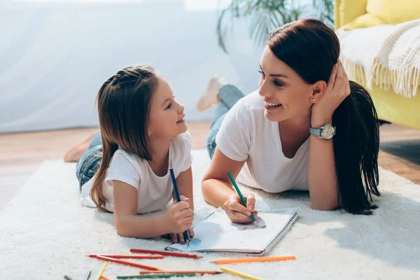 Mãe Alegre Filha Com Lápis Coloridos Olhando Para Outro Enquanto — Fotografia de Stock