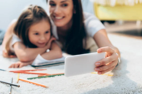 Cheerful Mother Daughter Taking Selfie Floor Blurred Background — Stock Photo, Image