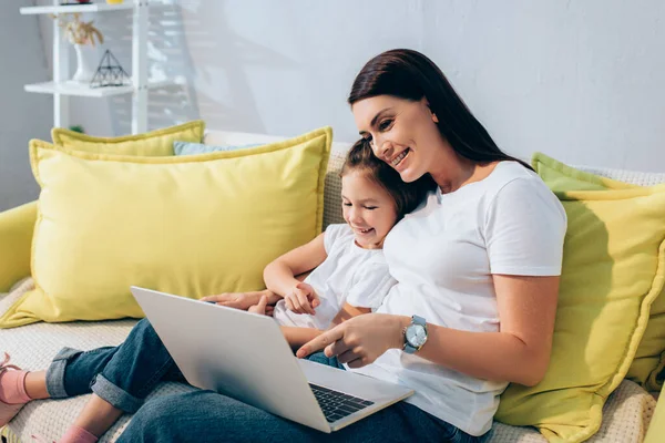 Mãe Filha Feliz Rindo Apontar Com Dedos Para Laptop Sofá — Fotografia de Stock