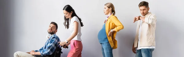 Multiethnische Menschen Und Behinderte Warten Der Wand Der Halle Transparent — Stockfoto