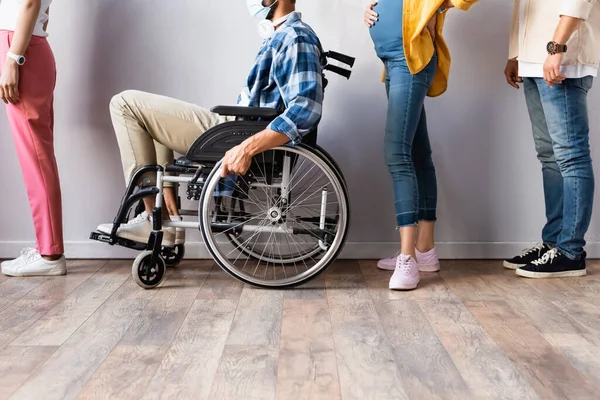 Homme Handicapé Masque Médical Assis Fauteuil Roulant Près Femme Enceinte — Photo