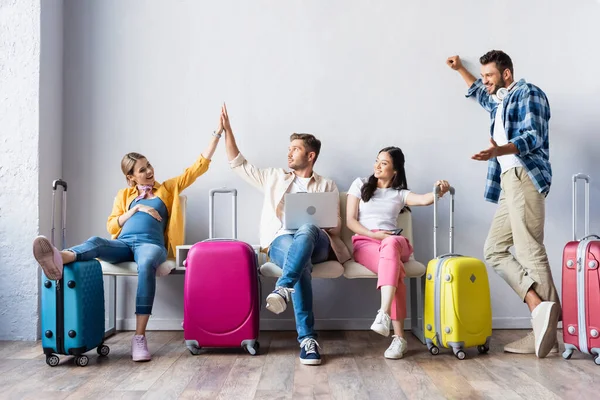 Zwangere Vrouw Geeft High Five Aan Man Met Laptop Buurt — Stockfoto