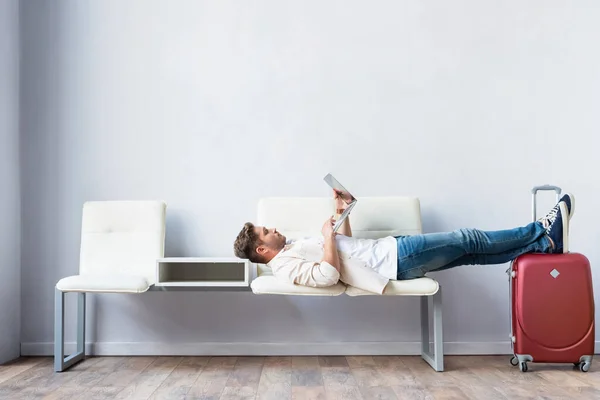 Man Ligt Met Laptop Stoelen Buurt Van Koffer Luchthaven — Stockfoto