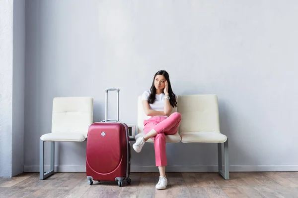 Ασιάτισσα Γυναίκα Περιμένει Κοντά Βαλίτσα Στο Αεροδρόμιο — Φωτογραφία Αρχείου