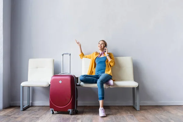 Cheerful Pregnant Woman Talking Smartphone Suitcase Airport — Stock Photo, Image