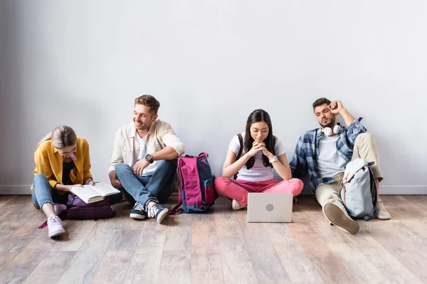 Mångkulturella Studenter Med Bärbar Dator Och Boka Sittande Golvet Hallen — Stockfoto