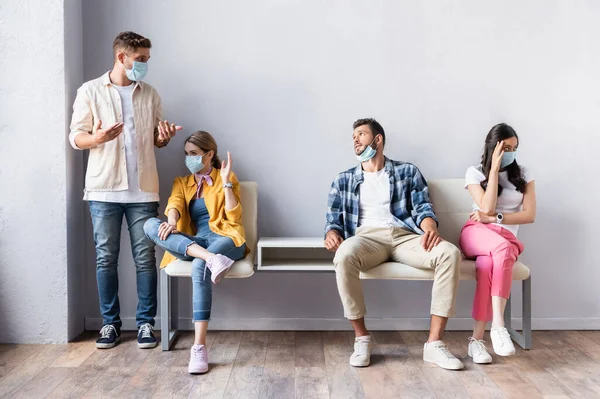 Multiculturele Mensen Medische Maskers Ruziën Met Man Hal — Stockfoto