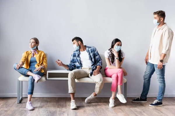 Hombre Con Máscara Médica Hablando Con Mujer Mientras Espera Cola — Foto de Stock