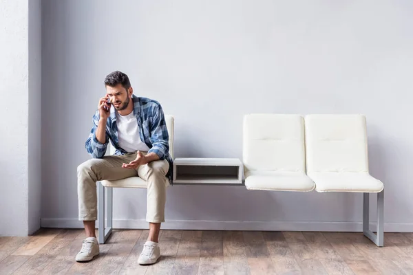 Homem Irritado Falando Smartphone Enquanto Espera Cadeira Salão — Fotografia de Stock