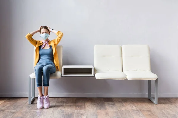 Jeune Femme Dans Masque Médical Souffrant Maux Tête Sur Chaise — Photo