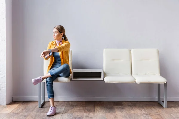 Mujer Joven Con Smartphone Mostrando Reloj Pulsera Sala — Foto de Stock