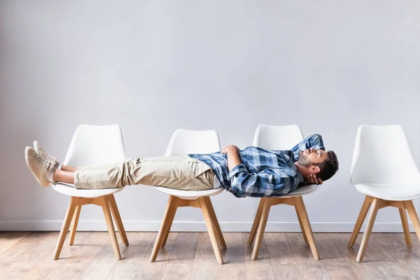 Homem Uso Casual Deitado Cadeiras Enquanto Espera Salão — Fotografia de Stock