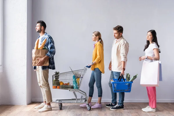 Persone Multietniche Con Carrello Della Spesa Carrello Borse Attesa Coda — Foto Stock