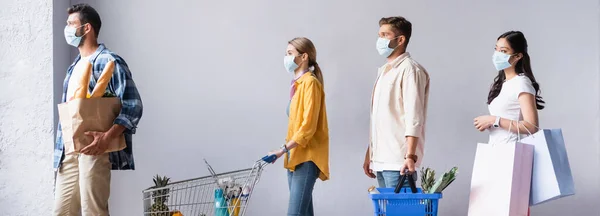의료용 마스크를 사람들이 쇼핑백을 상점에서 물건을 현수막을 — 스톡 사진