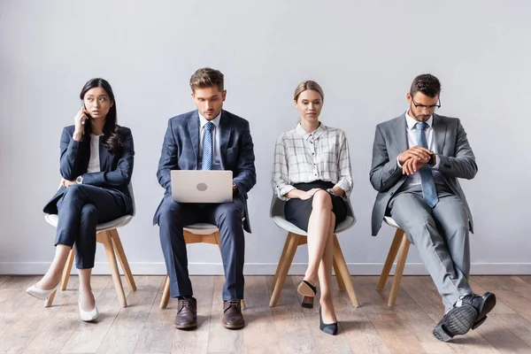 Multietniska Affärsmän Med Bärbar Dator Och Smartphone Väntar Hallen — Stockfoto