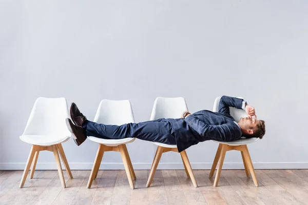 Empresário Terno Deitado Cadeiras Enquanto Espera Entrevista Emprego — Fotografia de Stock