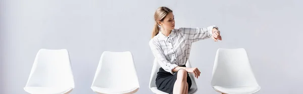 Mujer Negocios Mirando Reloj Pulsera Silla Oficina Pancarta — Foto de Stock