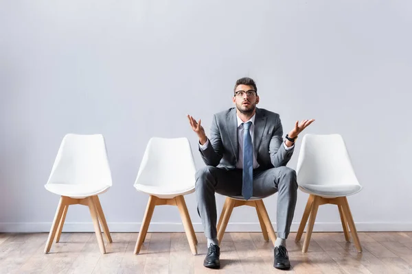 Empresario Traje Señalando Con Las Manos Mientras Espera Entrevista Trabajo — Foto de Stock