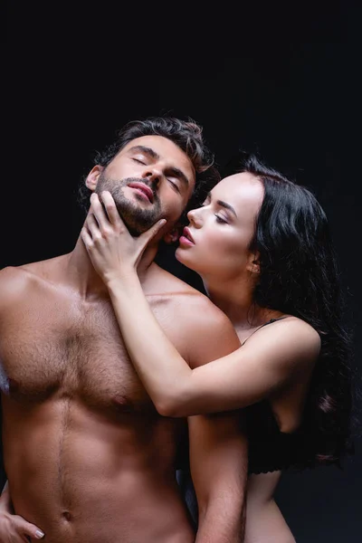Соблазнительная Брюнетка Женщина Трогает Шею Сексуального Мужчины Рубашки Изолированного Черном — стоковое фото