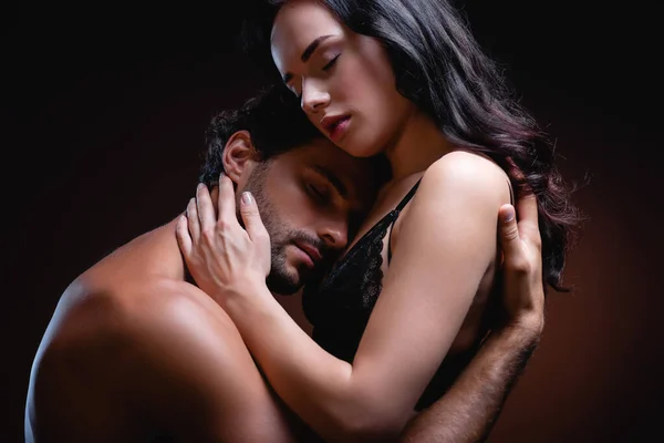 Cămașă Bărbat Îmbrățișând Femeie Sexy Sutien Dantelă Neagră Fundal Întunecat — Fotografie, imagine de stoc