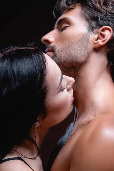 Morena Mujer Besos Cuello Joven Hombre Oscuro Fondo — Foto de Stock