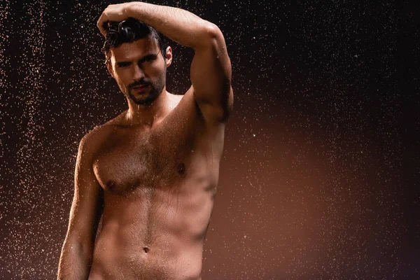 Bărbat Sexy Trunchi Muscular Uitându Camera Sub Ploaie Fundal Întunecat — Fotografie, imagine de stoc