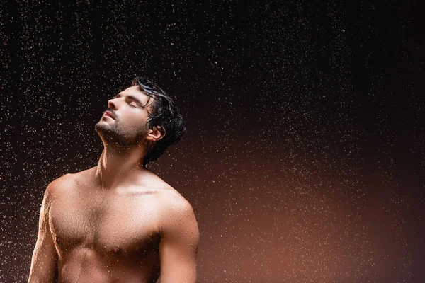 Shirtless Man Muscular Torso Standing Dark Background Falling Rain — Stock Photo, Image