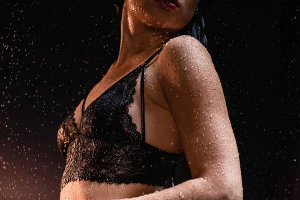 Обрізаний Вид Мокрої Молодої Жінки Чорному Мереживний Бюстгальтер Під Дощем — стокове фото