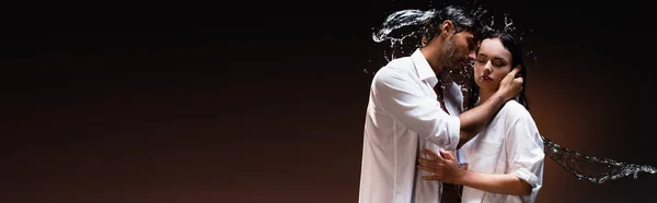 Young Couple White Wet Shirts Embracing Water Splashes Dark Background — Stock Photo, Image