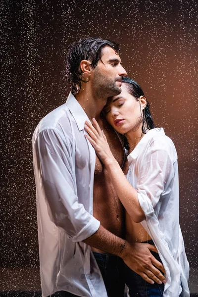 Young Couple White Wet Shirts Embracing Rain Closed Eyes Dark — Stock Photo, Image