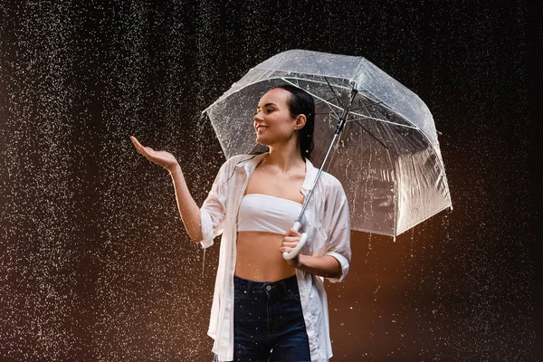 Mujer Alegre Captura Gotas Lluvia Con Mano Mientras Está Pie — Foto de Stock