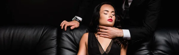 Bărbat Uzură Formală Sufocare Femeie Sexy Izolat Negru Banner — Fotografie, imagine de stoc