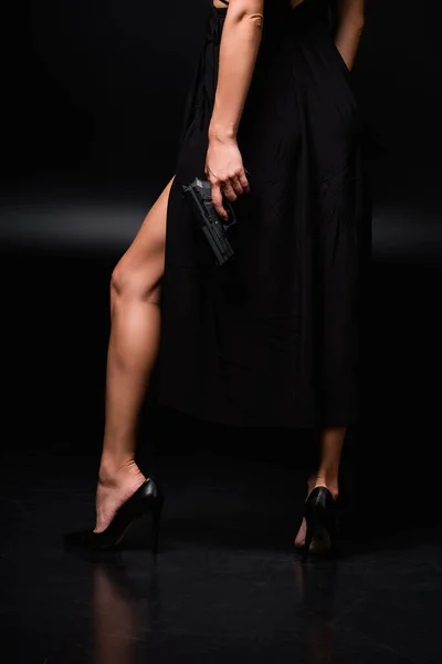 Vista Parcial Mujer Peligrosa Vestido Con Pistola Negro — Foto de Stock