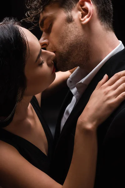 Mulher Elegante Com Olhos Fechados Beijando Com Homem Terno Isolado — Fotografia de Stock