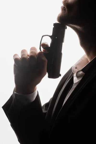 Teilansicht Eines Bewaffneten Mannes Anzug Mit Waffe Auf Weißem Hintergrund — Stockfoto