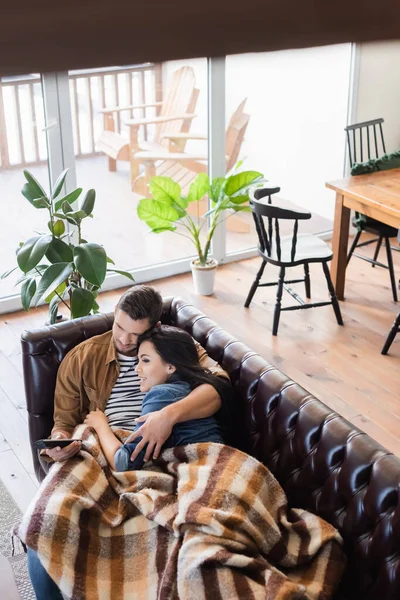 High Angle View Young Couple Watching Leather Couch Plaid Blanket — Stock Photo, Image