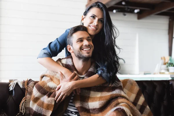 Glückliche Brünette Frau Umarmt Freund Bedeckt Mit Karierter Decke Während — Stockfoto