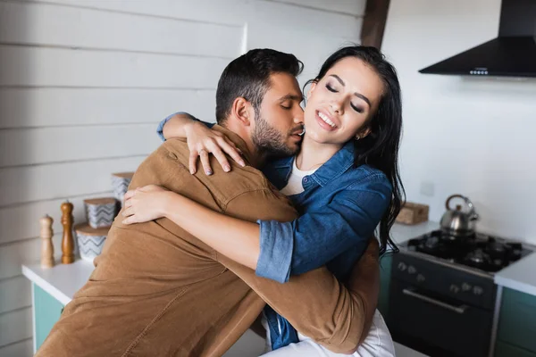 Glückliche Brünette Frau Mit Geschlossenen Augen Umarmt Mann Küsst Ihren — Stockfoto