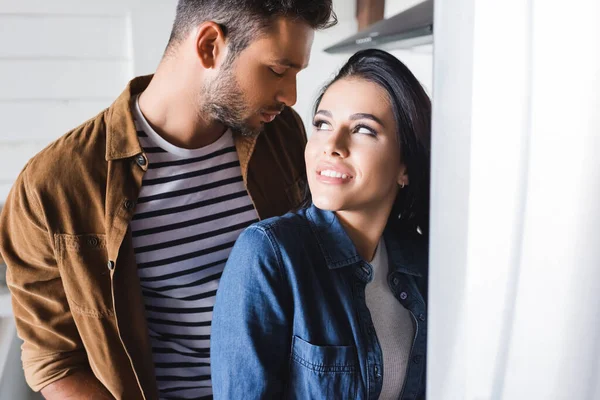 Jovem Casal Roupas Casuais Elegantes Olhando Uns Para Outros Casa — Fotografia de Stock