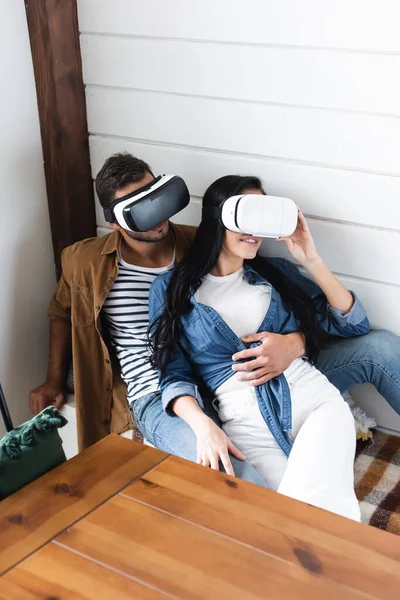 Joven Abrazando Novia Sonriendo Mientras Juega Auriculares — Foto de Stock