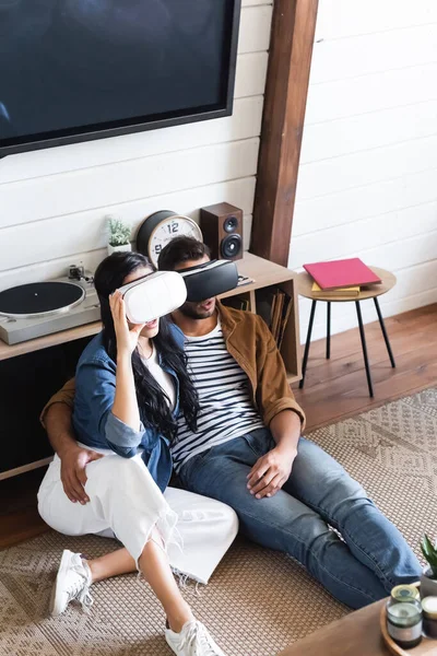 Vista Ángulo Alto Los Juegos Parejas Jóvenes Elegantes Auriculares Suelo — Foto de Stock